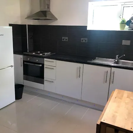Cosy 2 Bedroom Apartment -Heathrow Airport Hayes  Exterior photo