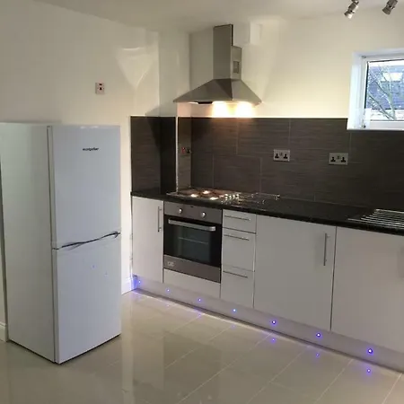 Cosy 2 Bedroom Apartment -Heathrow Airport Hayes  Exterior photo
