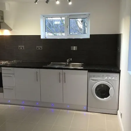 Cosy 2 Bedroom Apartment -Heathrow Airport Hayes  Exterior photo