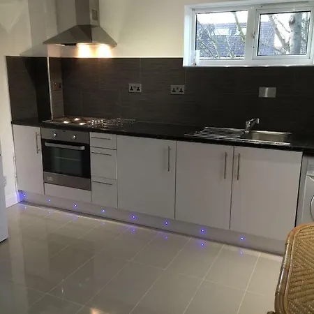 Cosy 2 Bedroom Apartment -Heathrow Airport Hayes  Exterior photo