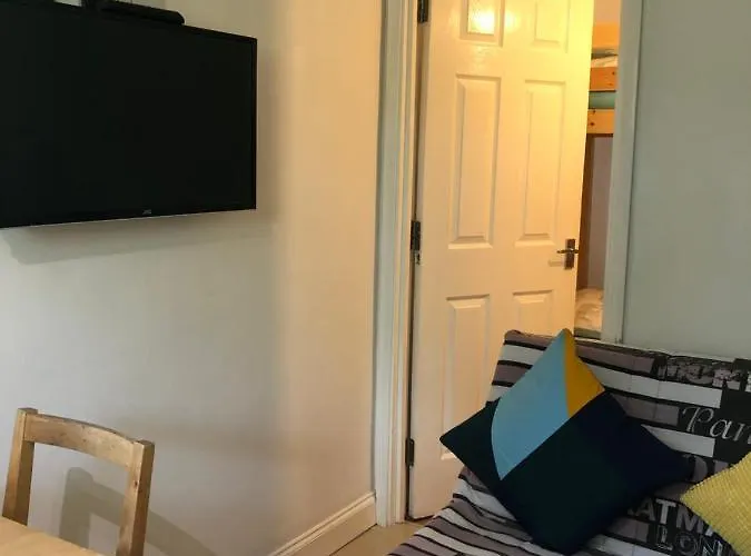 Cosy 2 Bedroom Apartment -Heathrow Airport