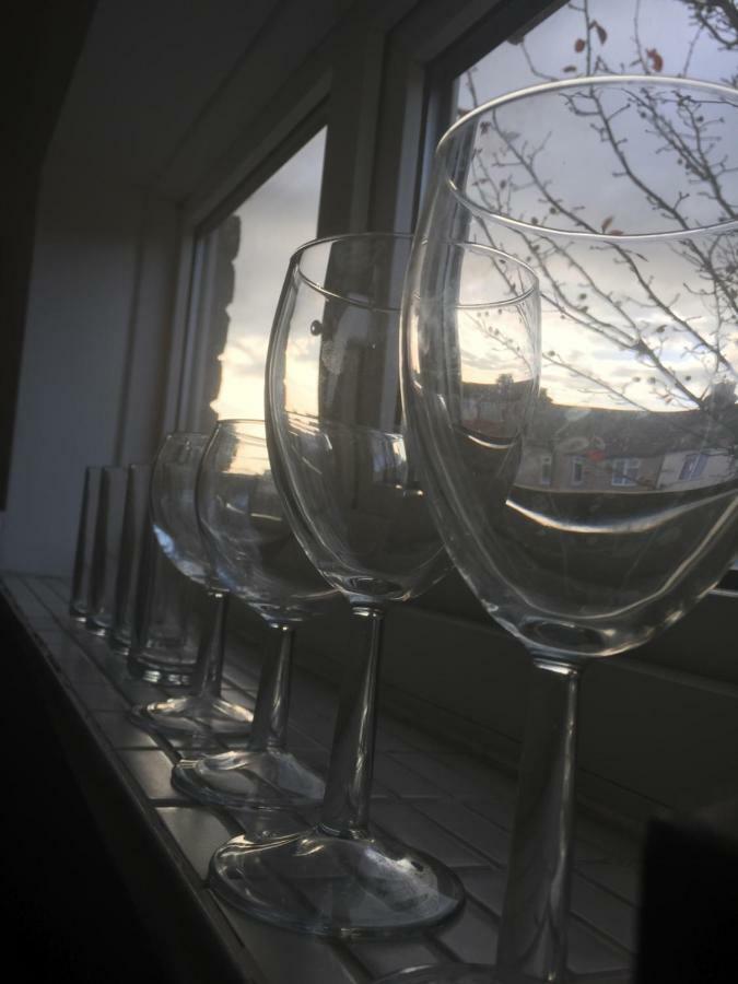 Cosy 2 Bedroom -heathrow Airport Apartment *
